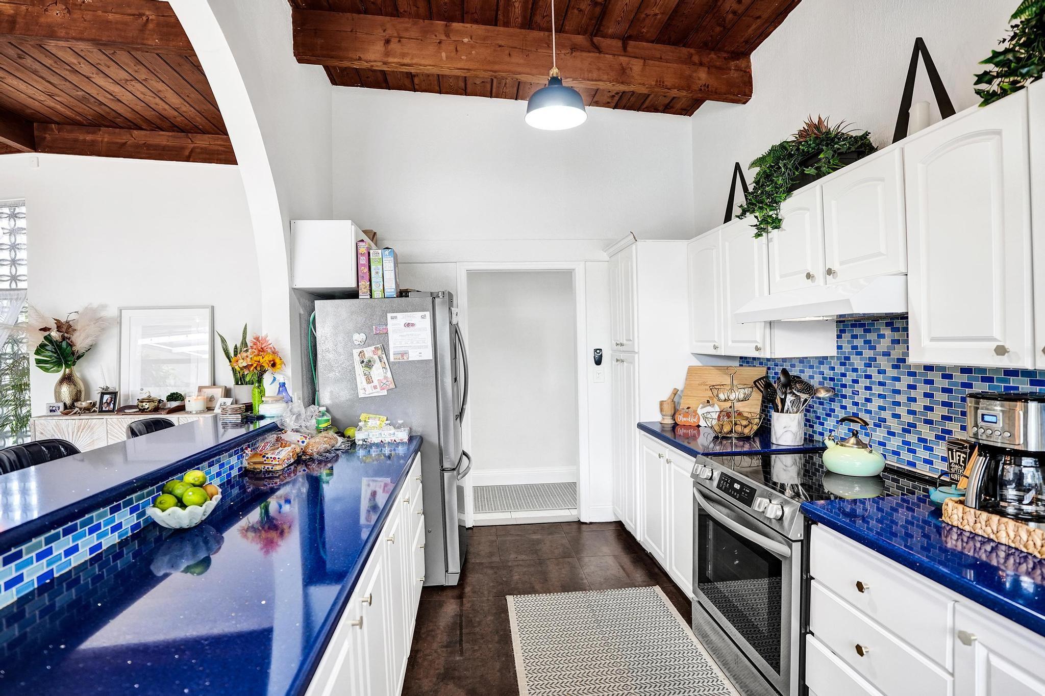 Hollywood Hills 6-22 B - Residential