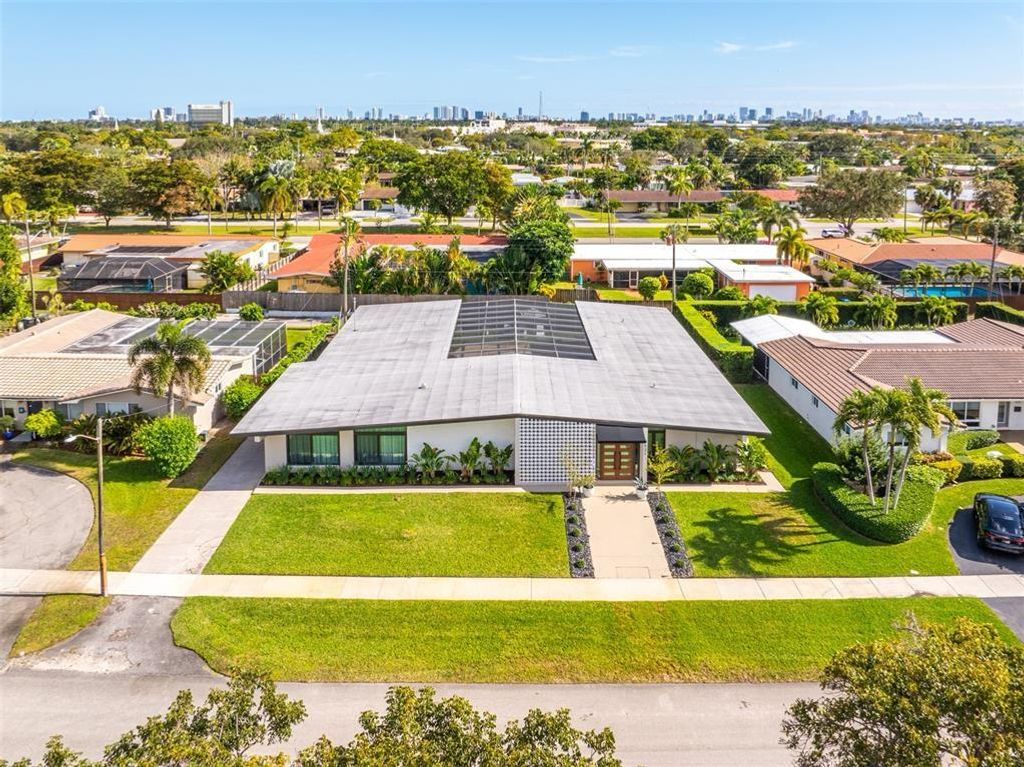 Photo of 521 N Highland Dr, Hollywood, FL 33021 (MLS # F10539395)