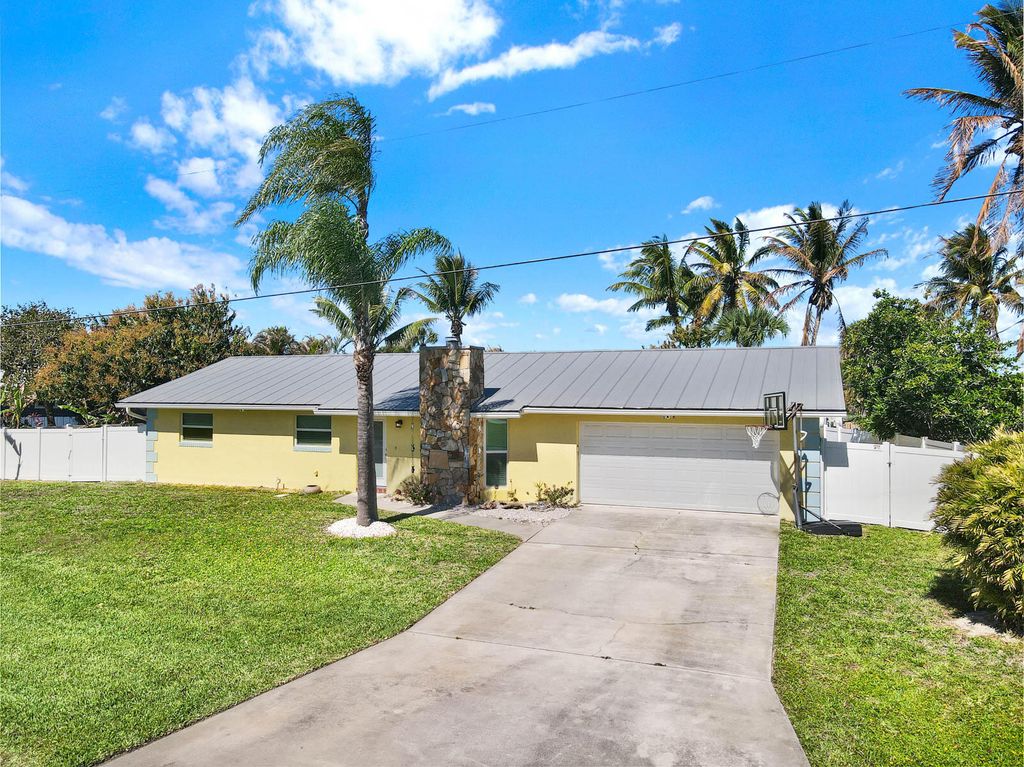 Photo of 1902 Mimosa Avenue, Fort Pierce, FL 34949 (MLS # B26005693)