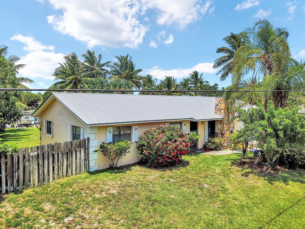 Photo of 1902 Mimosa Avenue, Fort Pierce, FL 34949 (MLS # B26005693)