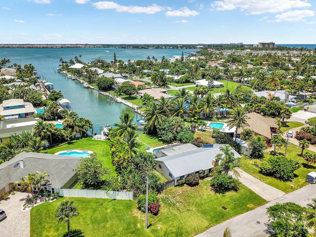 Photo of 1902 Mimosa Avenue, Fort Pierce, FL 34949 (MLS # B26005693)