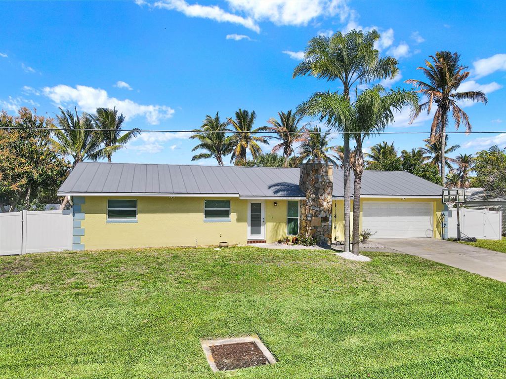 Photo of 1902 Mimosa Avenue, Fort Pierce, FL 34949 (MLS # B26005693)