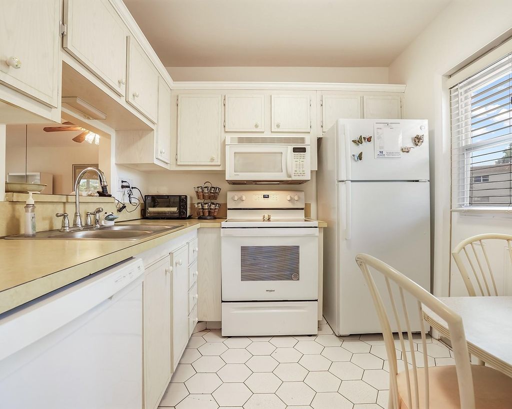 Photo of 3500 NW 48th Ave #513, Lauderdale Lakes, FL 33319 (MLS # F10540210)