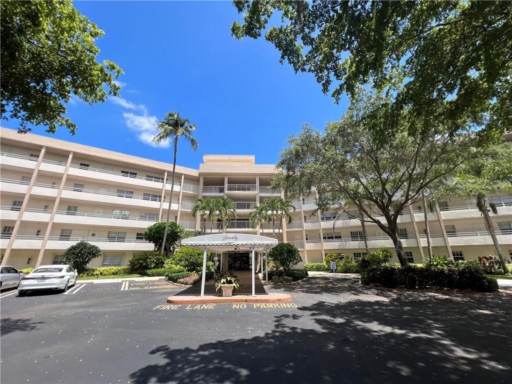 Photo of 3800 Oaks Clubhouse Dr Dr #102, Pompano Beach, FL 33069 (MLS # F10339194)