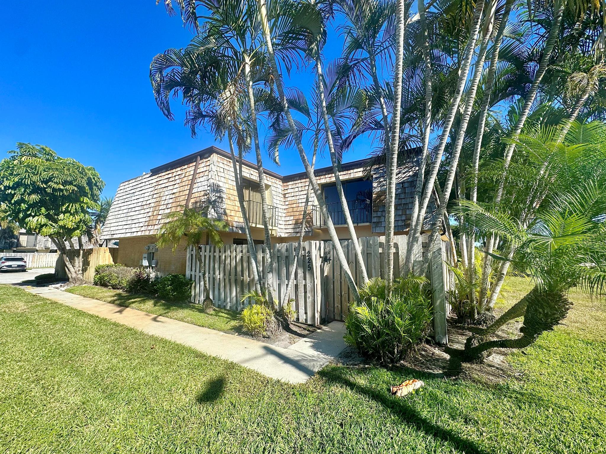 LAKEWOOD OF PALM SPRINGS - Residential Lease