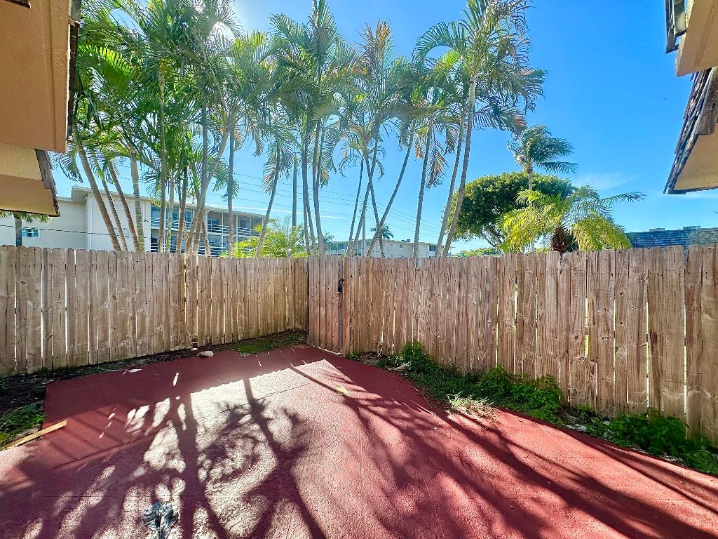 LAKEWOOD OF PALM SPRINGS - Residential Lease