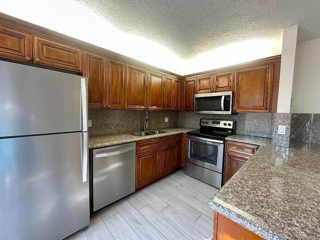 LAKEWOOD OF PALM SPRINGS - Residential Lease