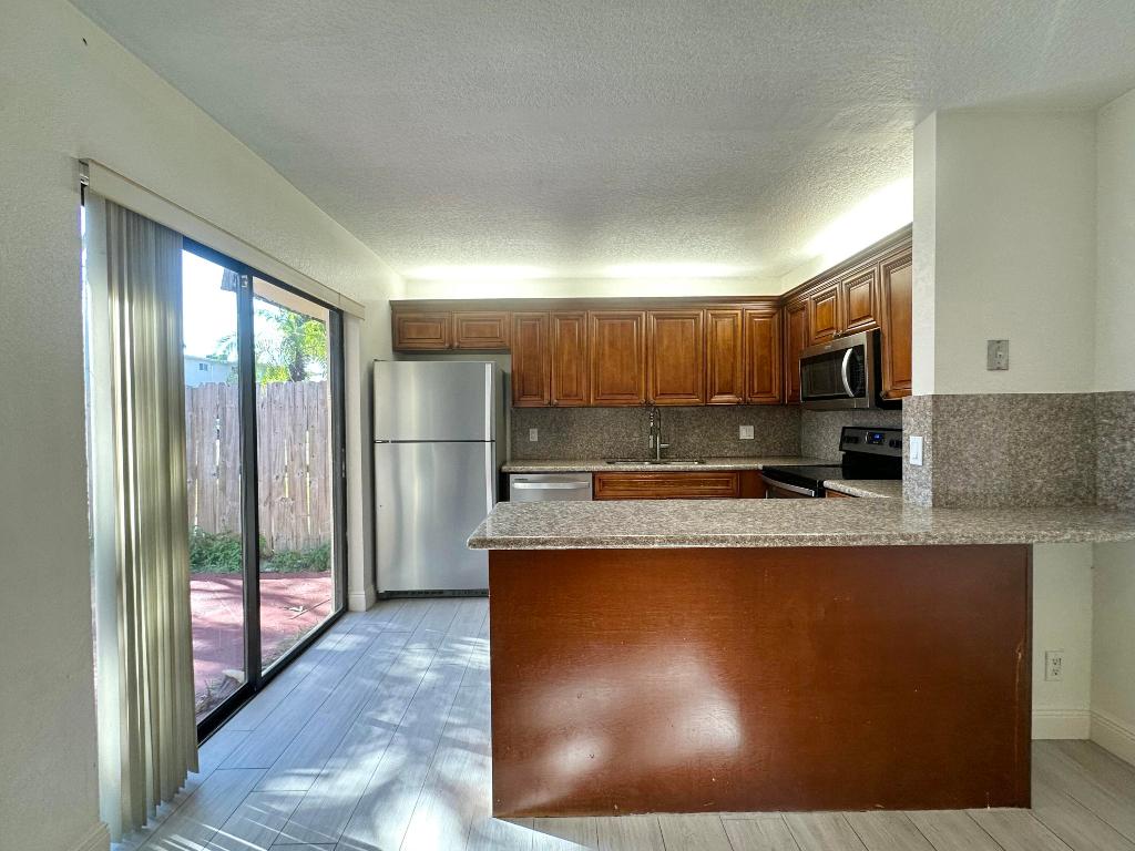 LAKEWOOD OF PALM SPRINGS - Residential Lease