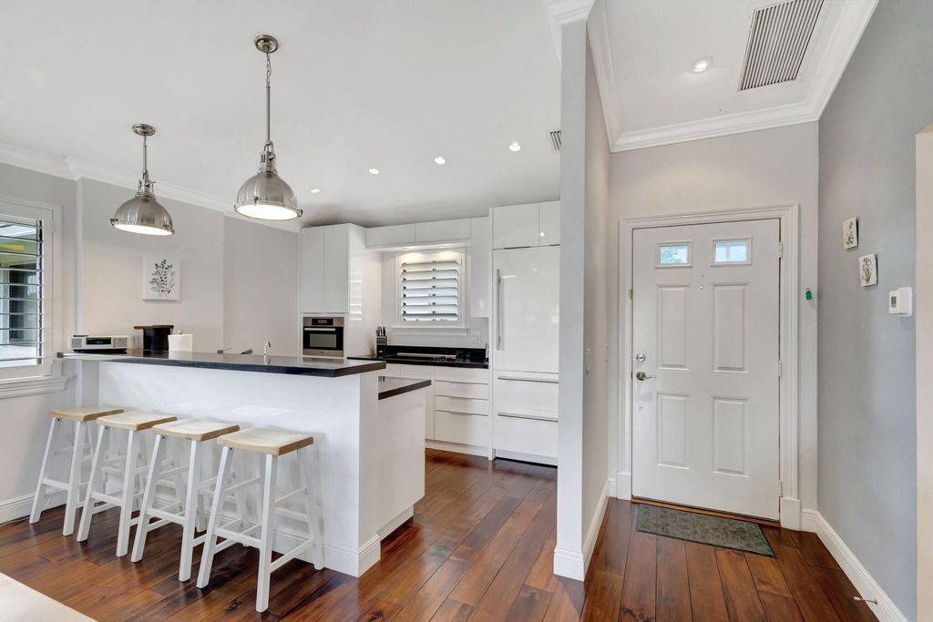 Photo of 515 Club Drive, Palm Beach Gardens, FL 33418 (MLS # R11144041)