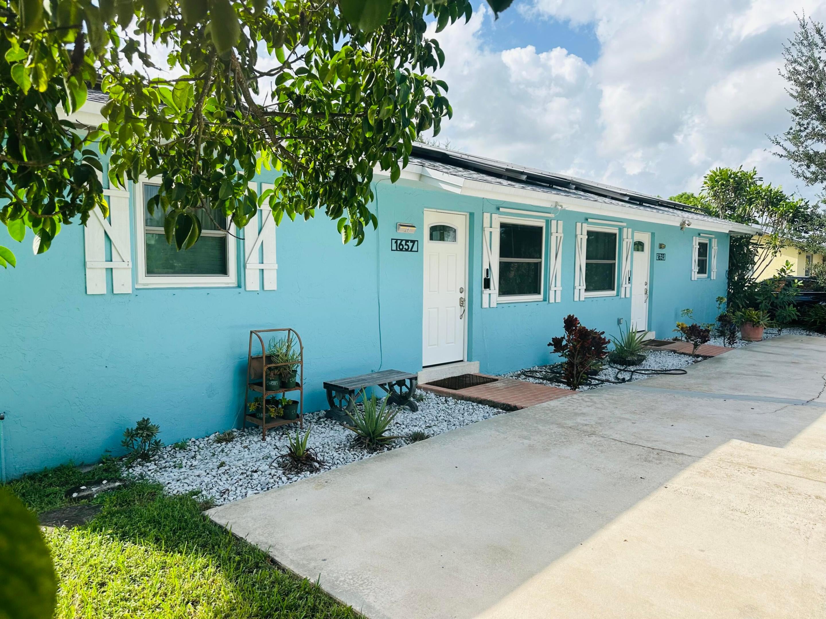 1657 MAGNOLIA Lane