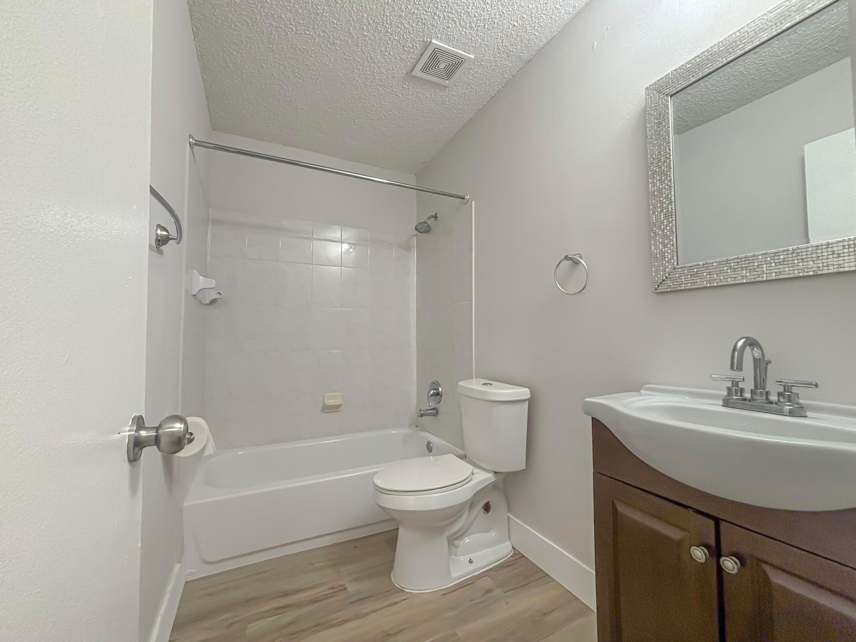 CASTLEWOOD - Residential Lease