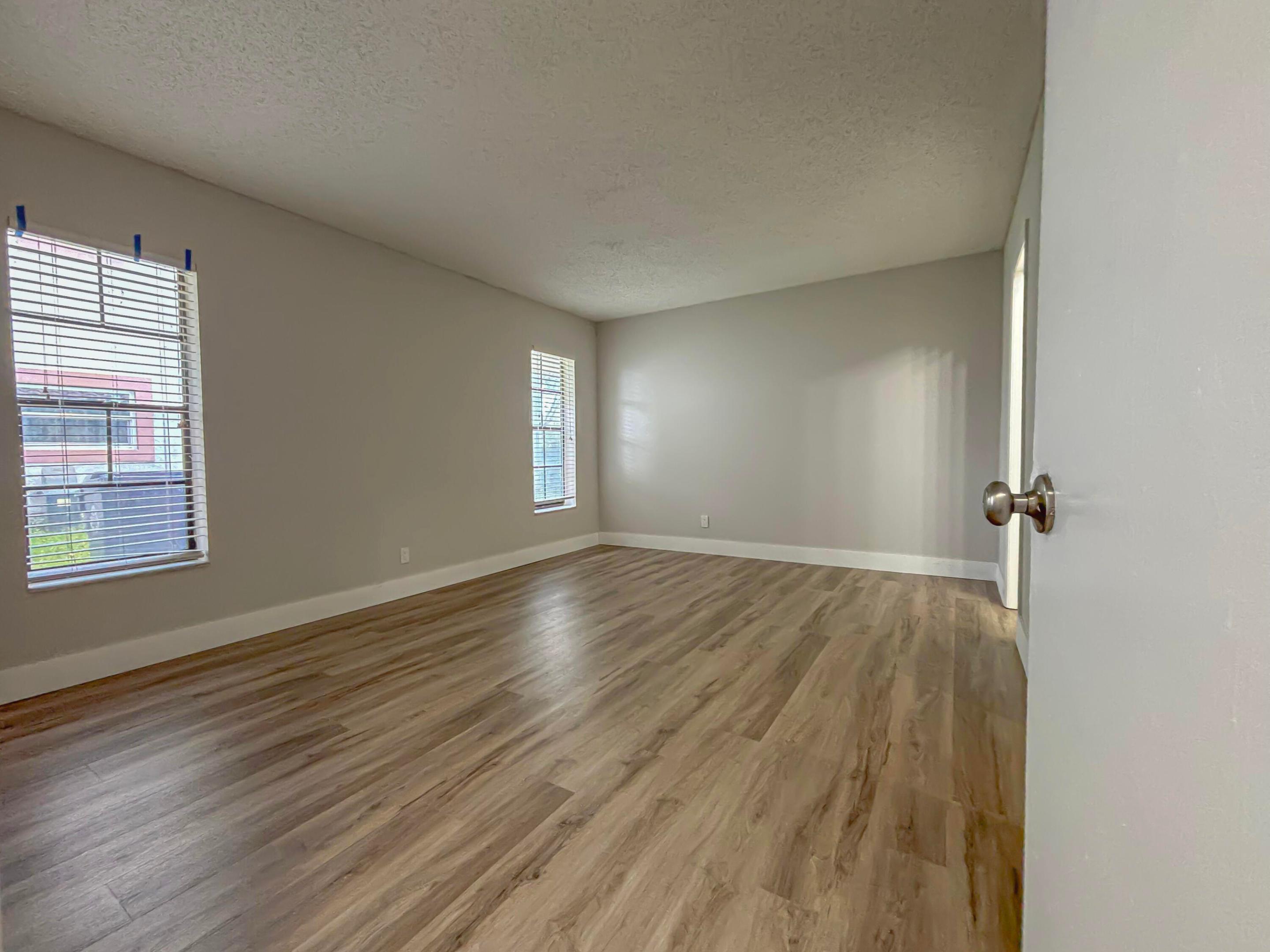 CASTLEWOOD - Residential Lease