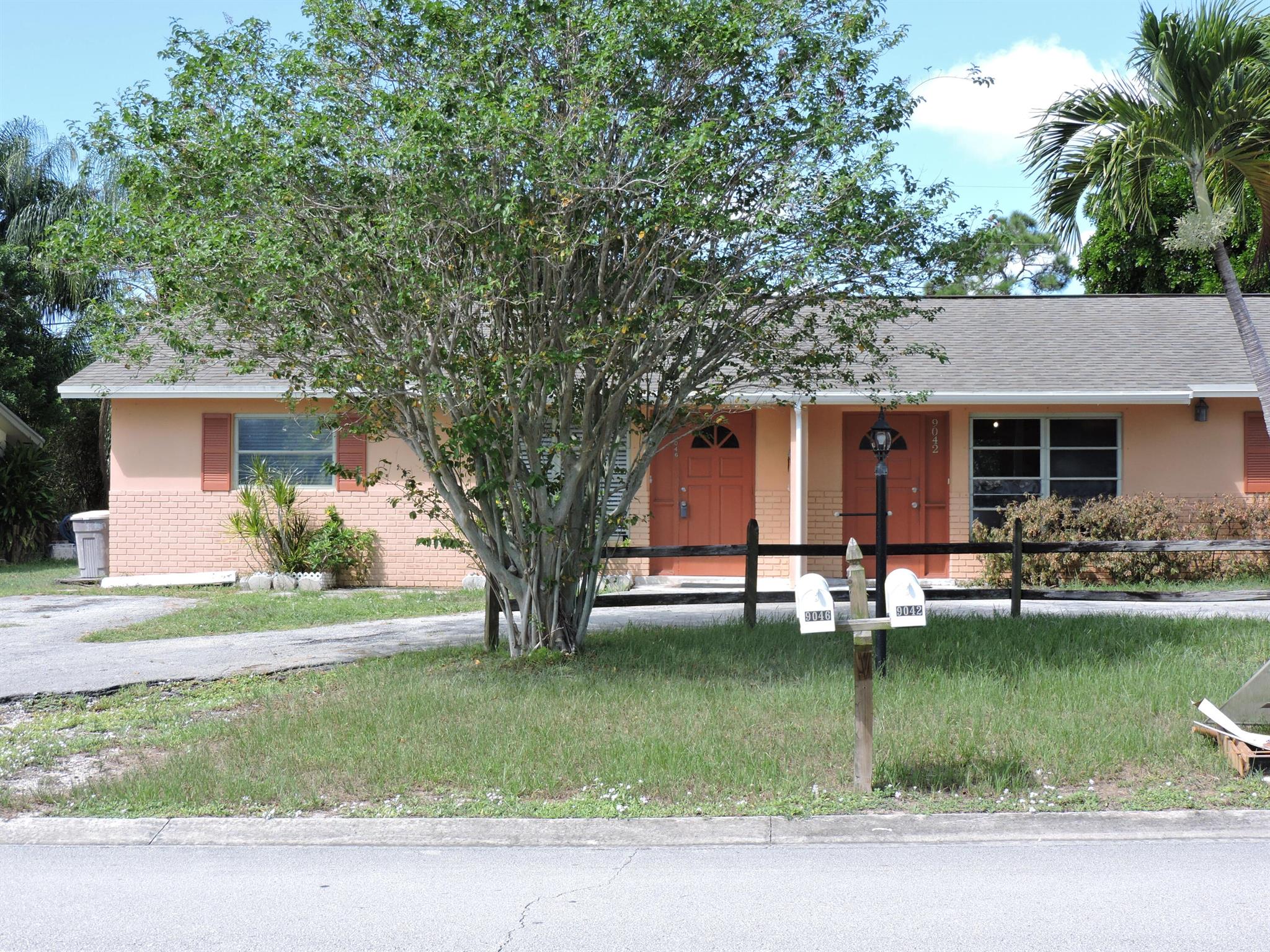 Very nice 2 bedroom, 1 full bath, 944 square feet under air. Duplex which has maple kitchen cabinets, stainless steel appliances in kitchen (Kitchen Aid) with a glass top range, berber carpet in bedrooms, ceramic tile through-out the rest of duplex. Bathrooms have been refurbished, has a Florida room, all rooms have ceiling fans, Fenced backyard. Great location between Stuart and Jupiter/Tequesta. Pets ok with a $250 non-refundable pet deposit. No aggressive breeds.