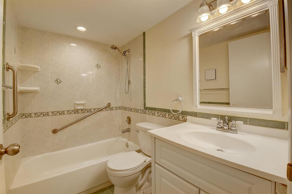 KINGS POINT BURGUNDY COND - Residential Lease