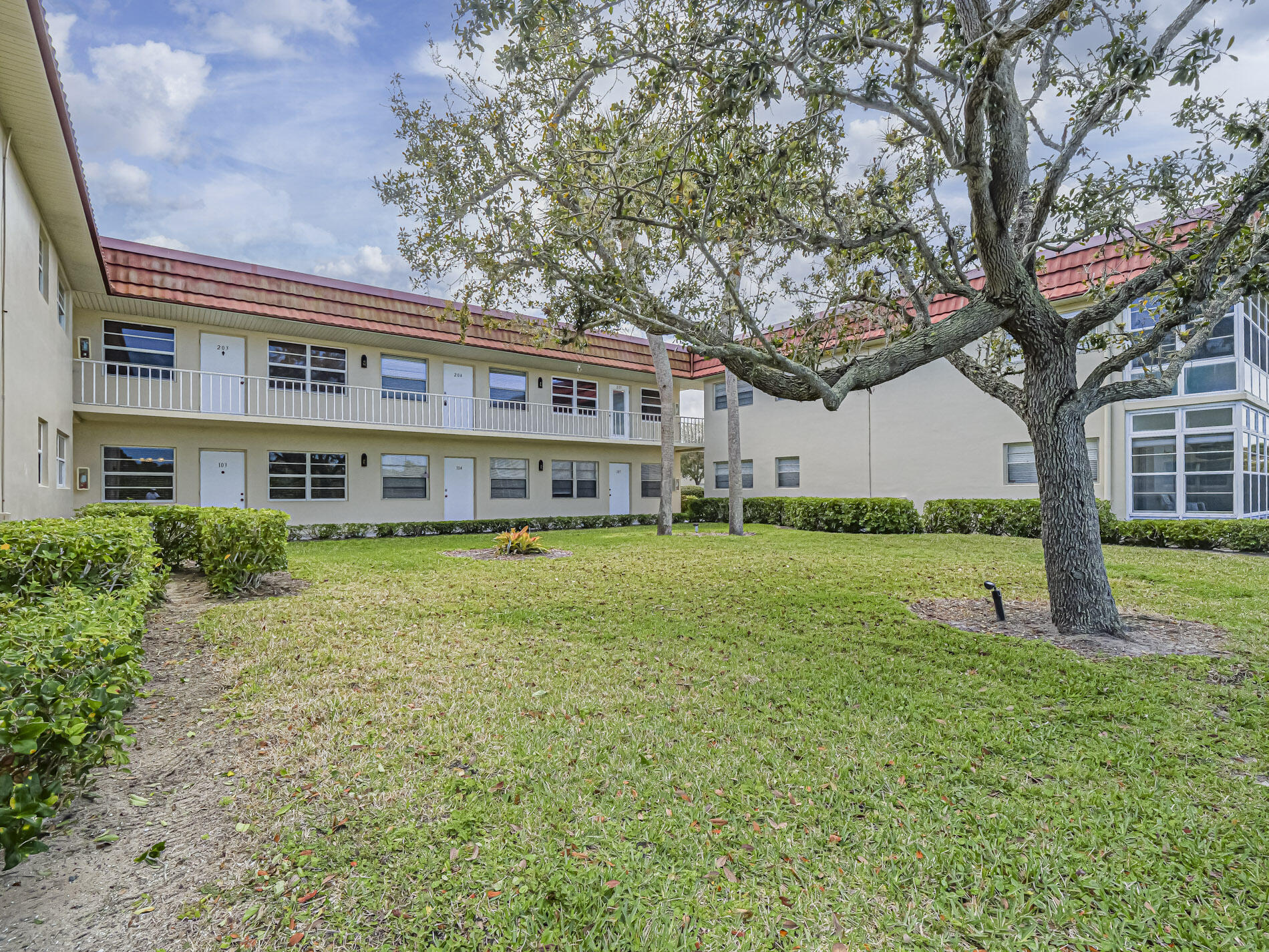 VISTA ROYALE PHASE IV BLDGS 83-111 - Residential Lease