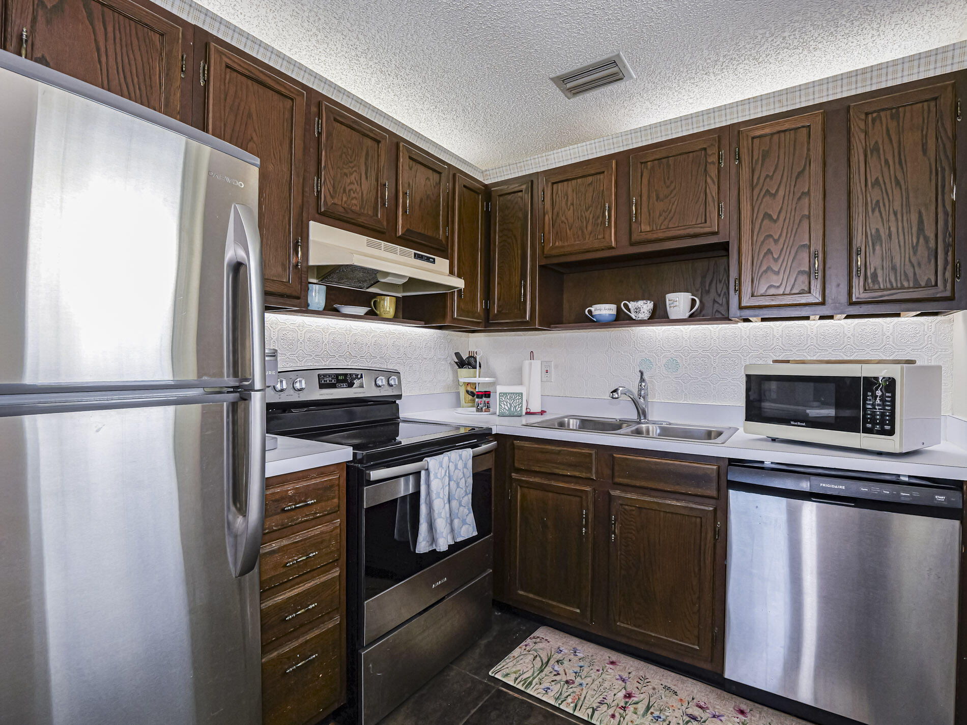 VISTA ROYALE PHASE IV BLDGS 83-111 - Residential Lease