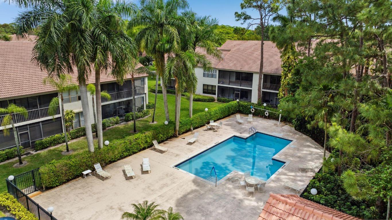 COACH HOUSES OF TOWN PLACE II CONDO - Residential