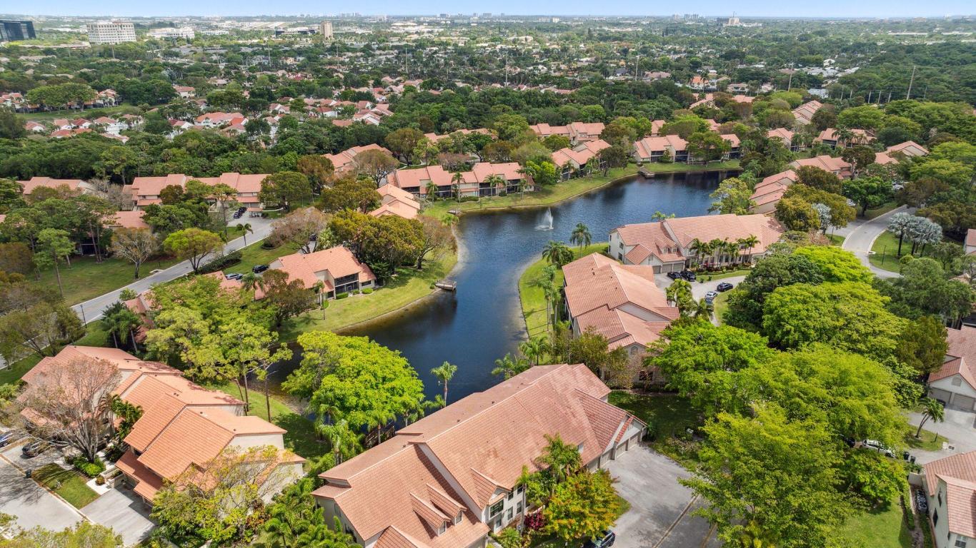 COACH HOUSES OF TOWN PLACE II CONDO - Residential