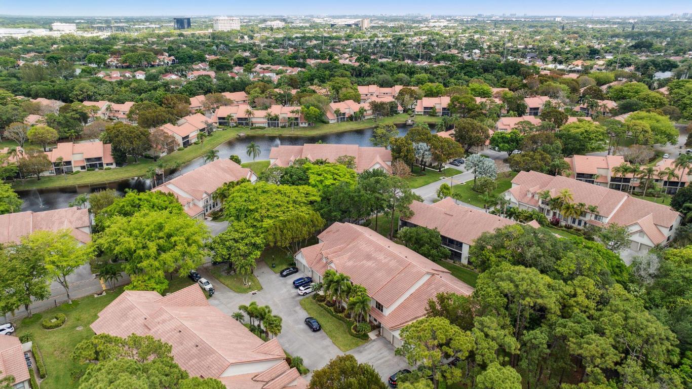 COACH HOUSES OF TOWN PLACE II CONDO - Residential