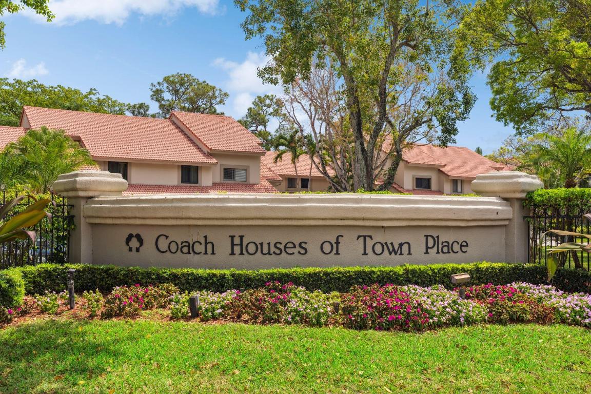 COACH HOUSES OF TOWN PLACE II CONDO - Residential