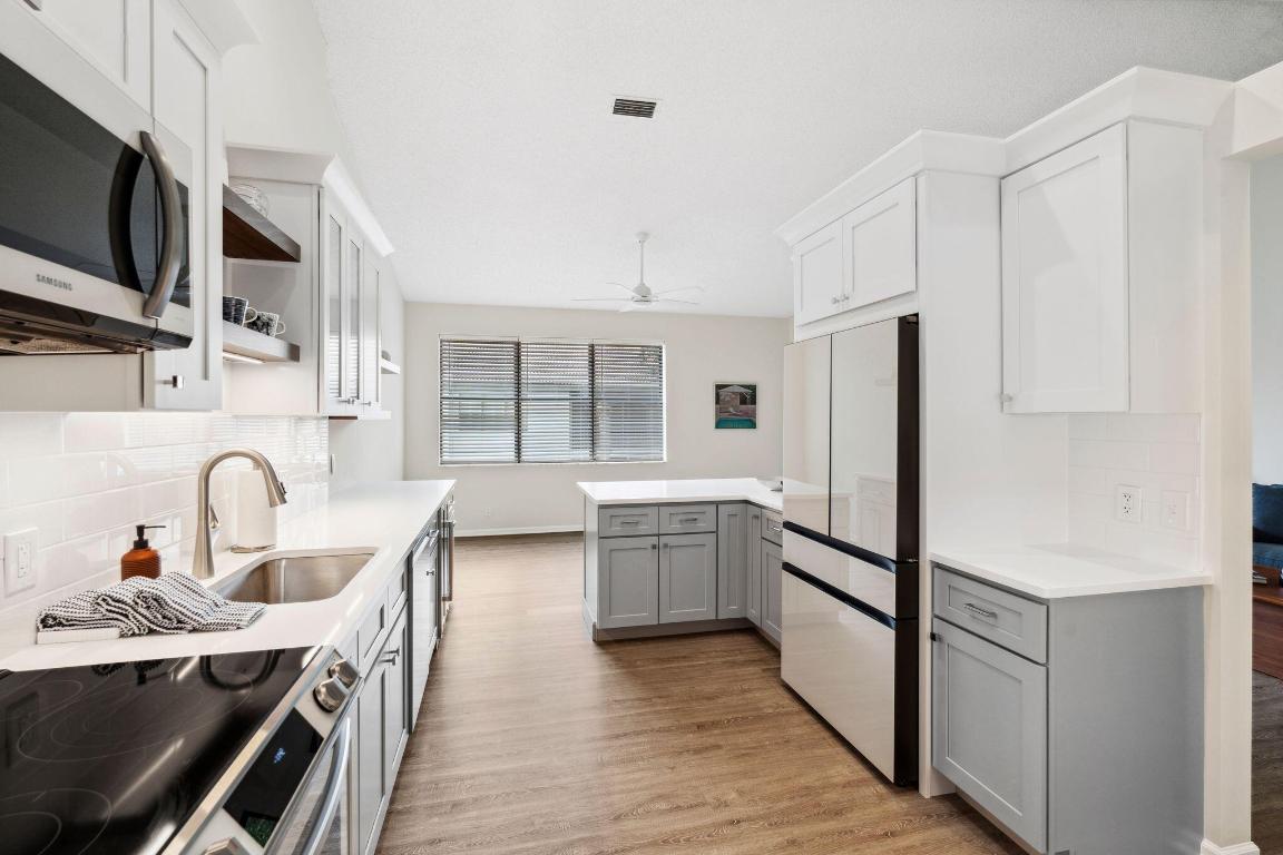 COACH HOUSES OF TOWN PLACE II CONDO - Residential