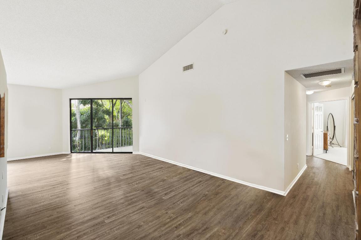 COACH HOUSES OF TOWN PLACE II CONDO - Residential