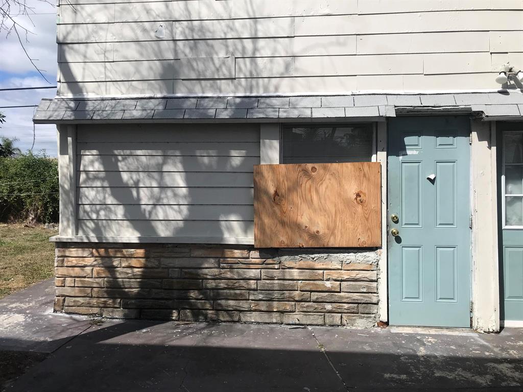 This is an efficiency perfect for 1 person who is quiet. Ready for move in. water included. asking 1st last and security deposit equal to 1 month.Must have current employment. NO EVICTIONS. Cats ok, Dogs ok-NO AGRESSIVE BREEDS under 20 lbs. with pet deposit.