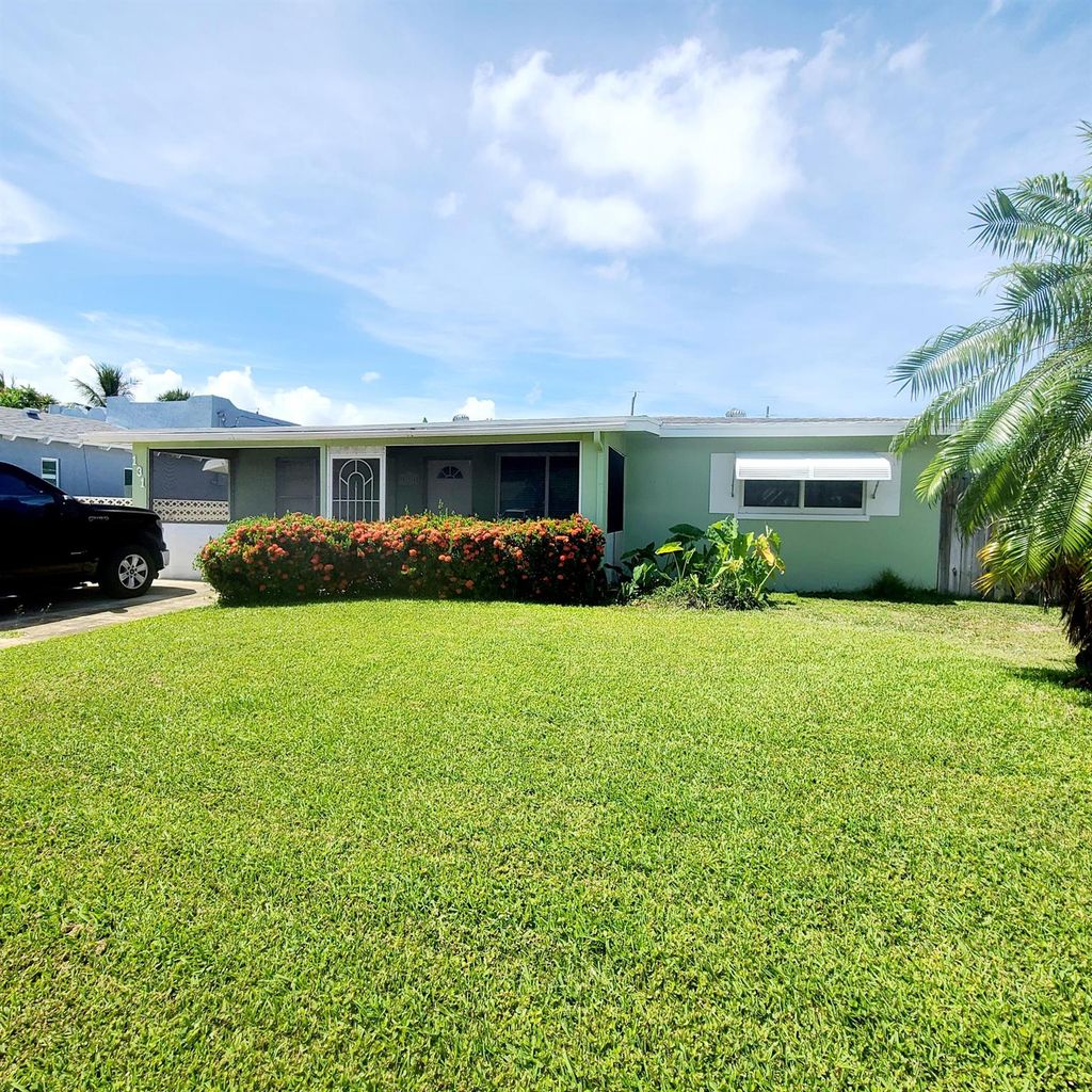 Photo of 131 SE 4th Avenue, Boynton Beach, FL 33435 (MLS # R11009193)