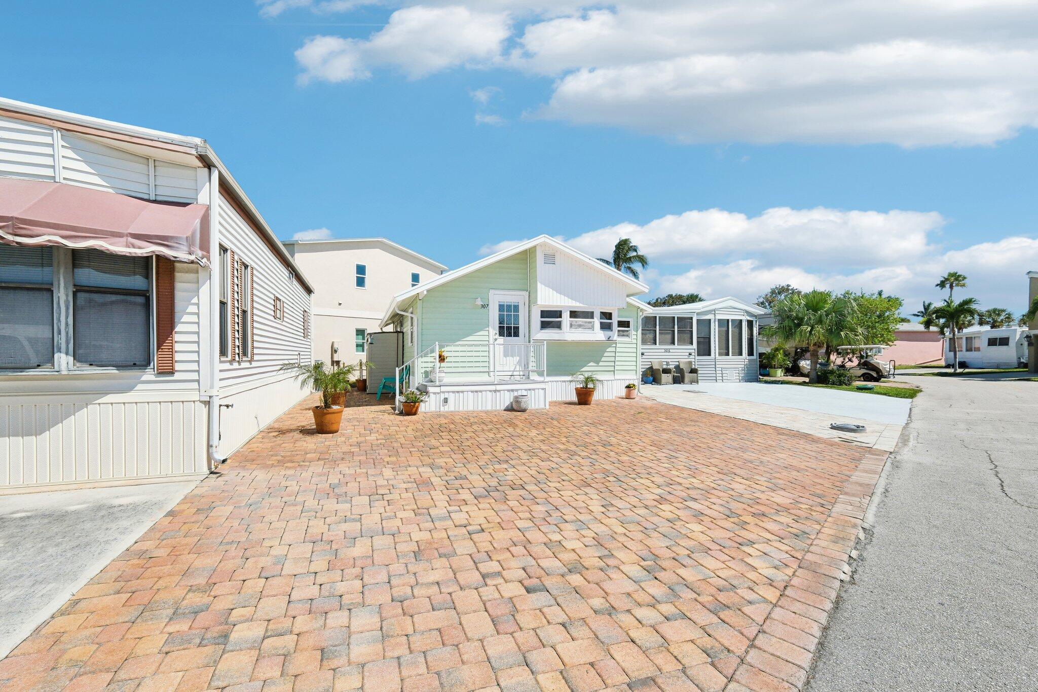 307 Nettles Boulevard, Jensen Beach, FL, 34957/$240,000 3 307 Nettles Boulevard