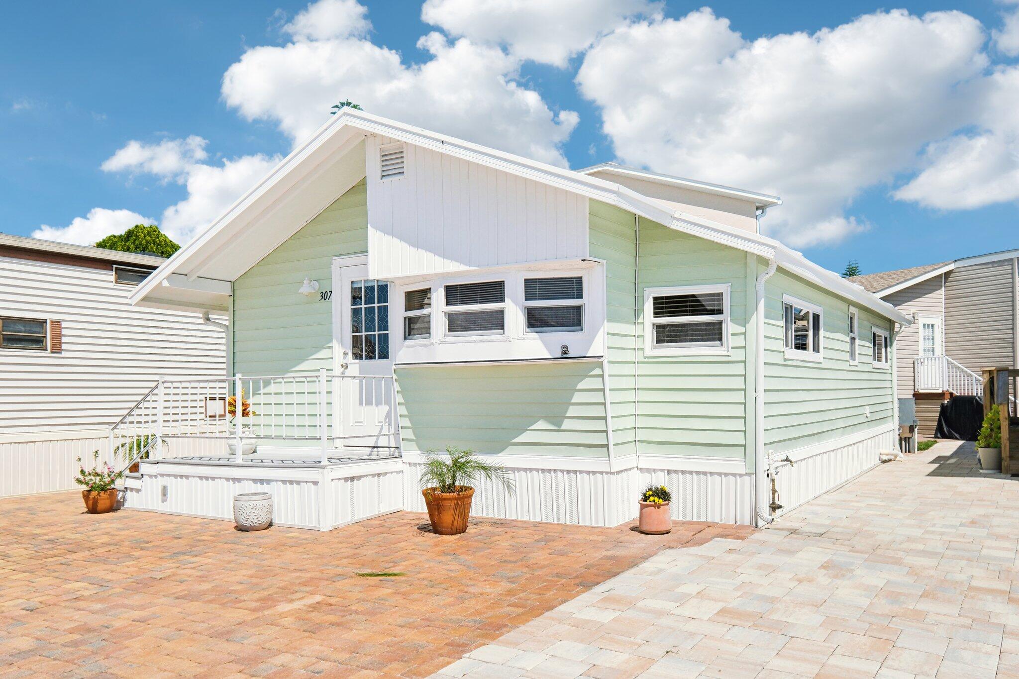 307 Nettles Boulevard, Jensen Beach, FL, 34957/$240,000 2 307 Nettles Boulevard
