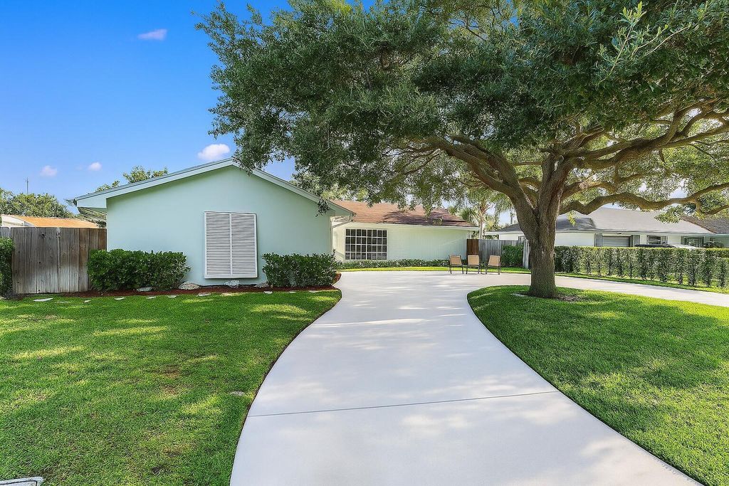 Photo of 4193 HYACINTH Circle N, Palm Beach Gardens, FL 33410 (MLS # B26056583)
