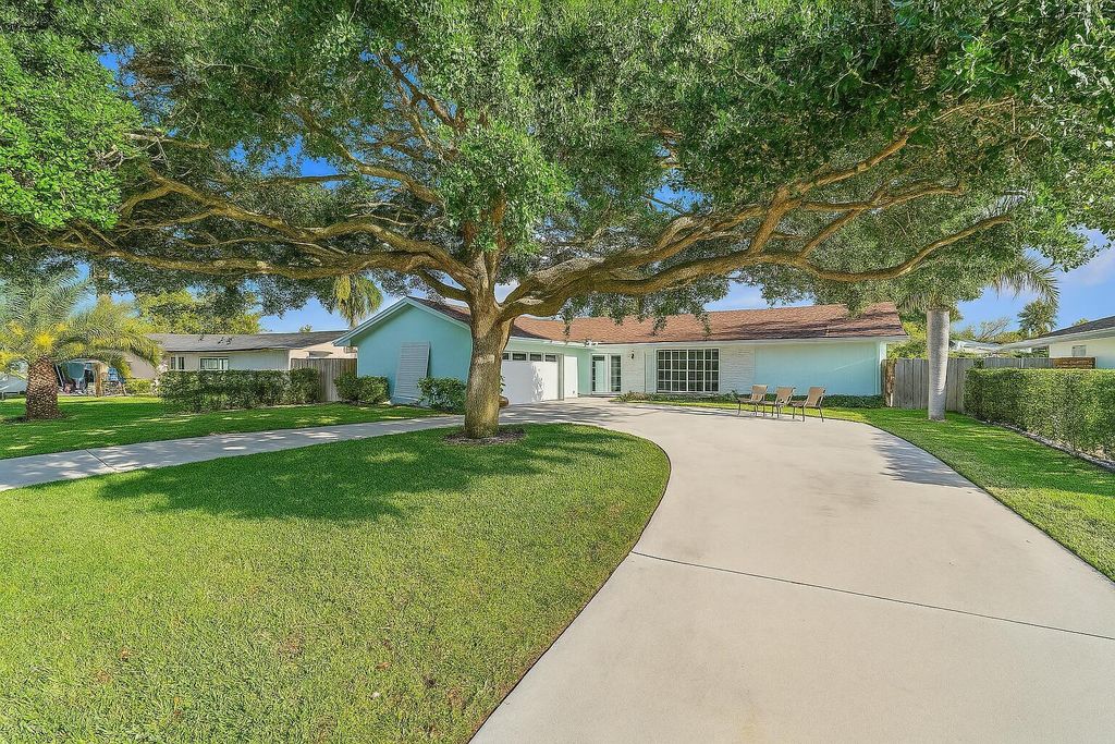 Photo of 4193 HYACINTH Circle N, Palm Beach Gardens, FL 33410 (MLS # B26056583)