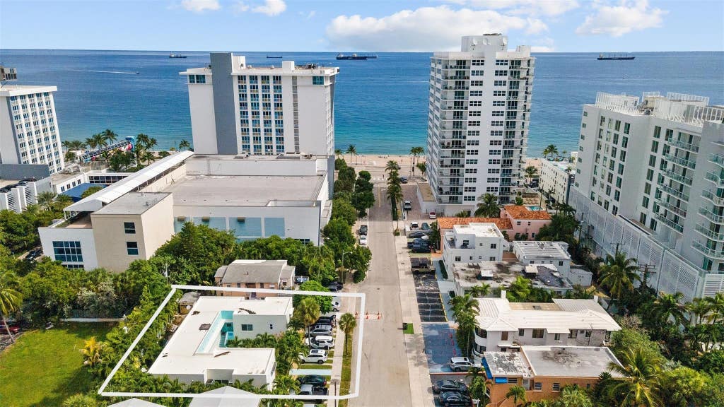 Photo of 3015 Seville Street #6, Fort Lauderdale, FL 33304 (MLS # B26033067)