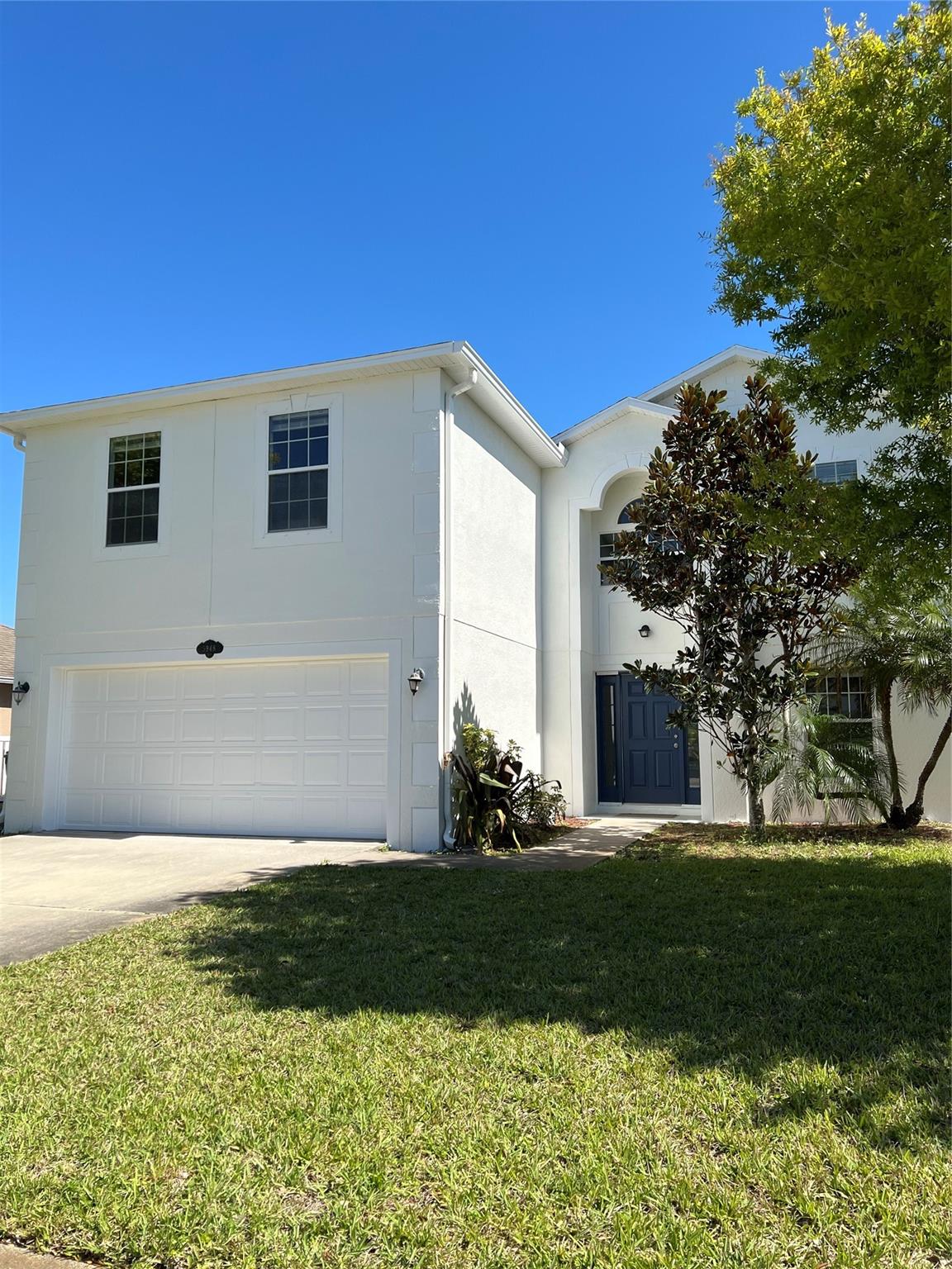 Beautiful home close to the beach and countryside orange groves!!!Very spacious lake front 3000 sq ft 5 bedroom 3 bath home, in beautiful gated lakes at Sandridge community. The community is family oriented with community playground plenty of green space aneavery safe and well maintained neighborhood. This is a great family home. Hurry property will not last!