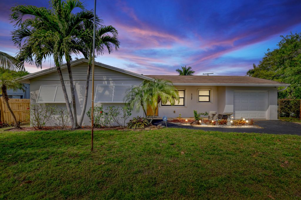 Photo of 117 NW 3rd Street, Boynton Beach, FL 33435 (MLS # R11106316)