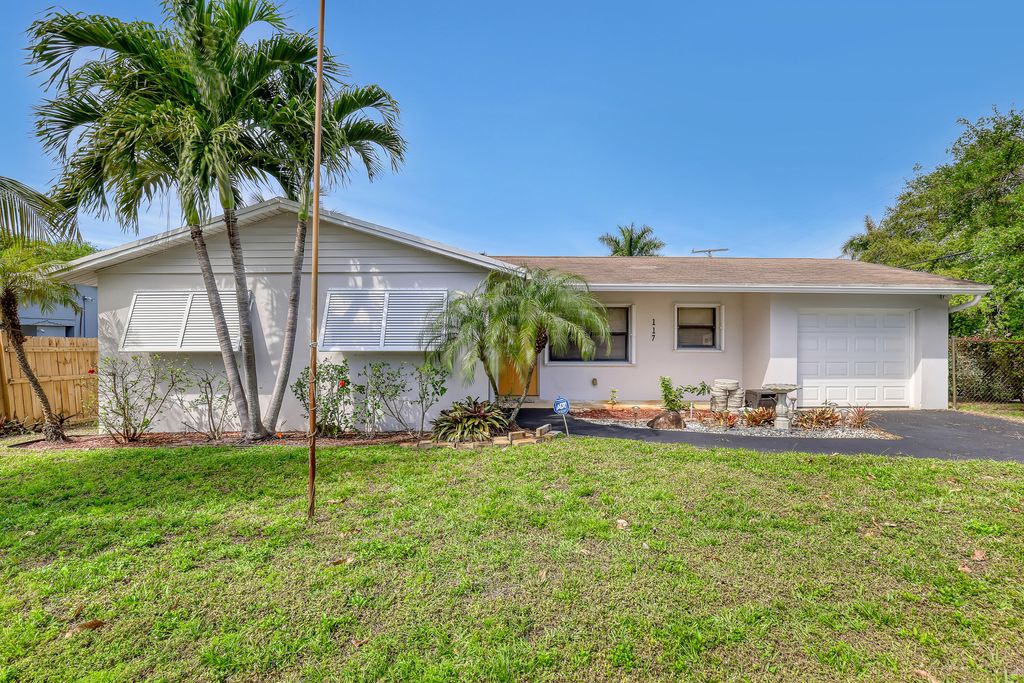 Photo of 117 NW 3rd Street, Boynton Beach, FL 33435 (MLS # R11106316)