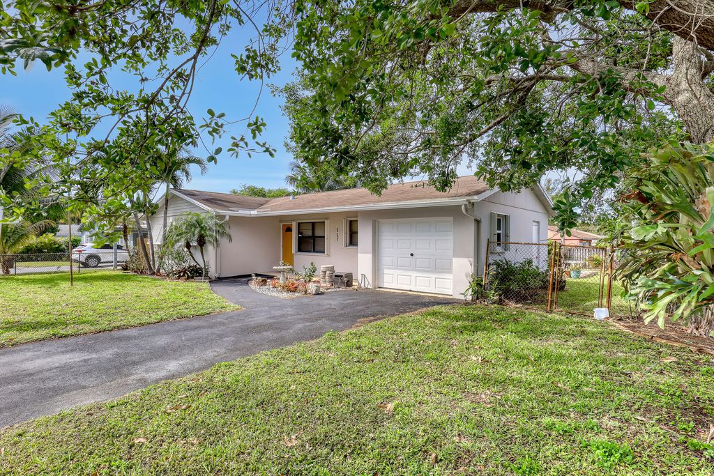 Photo of 117 NW 3rd Street, Boynton Beach, FL 33435 (MLS # R11106316)