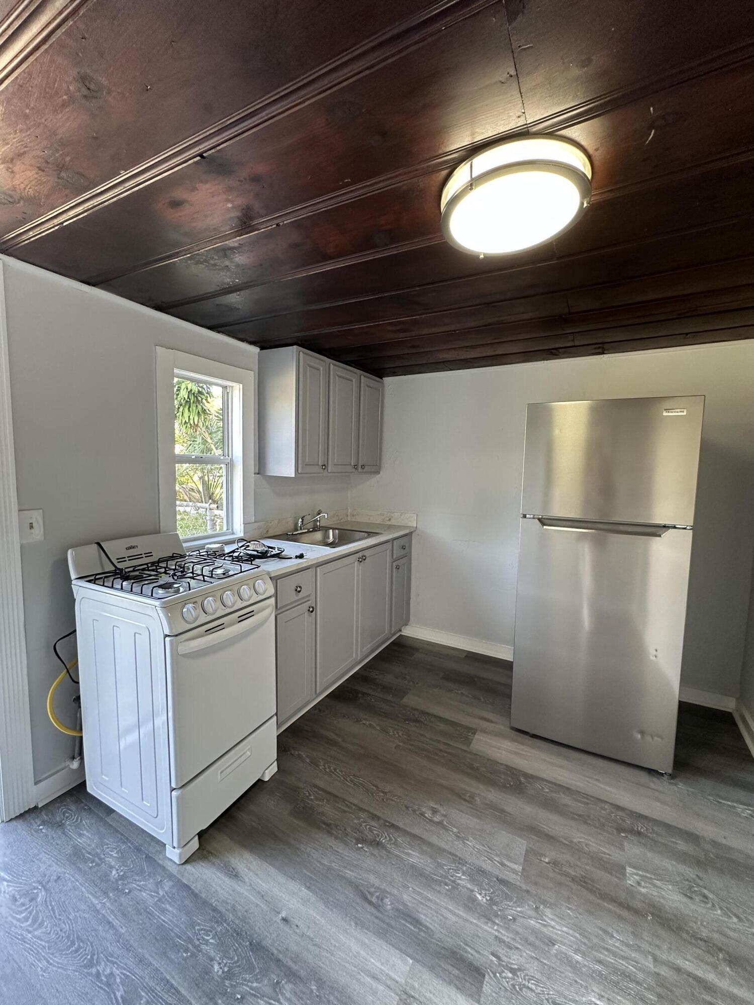 M E GOLDSMITH'S SUBDIVISION - Residential Lease