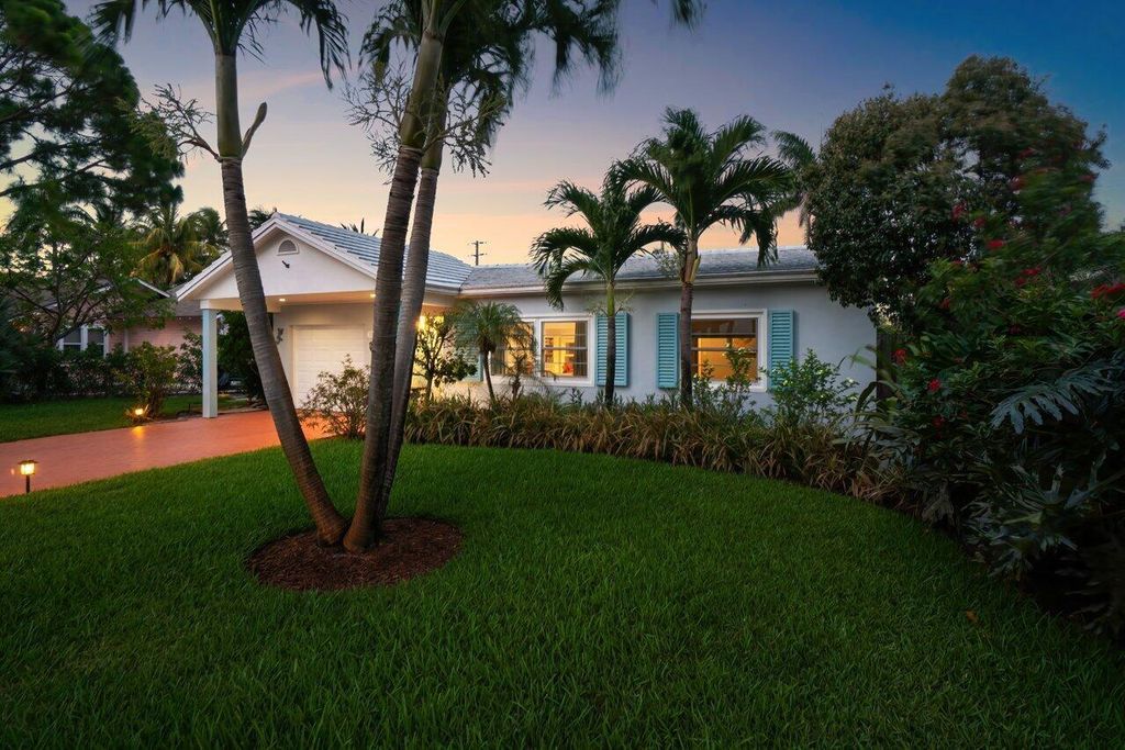 Photo of 1222 N Palmway, Lake Worth Beach, FL 33460 (MLS # R11094889)