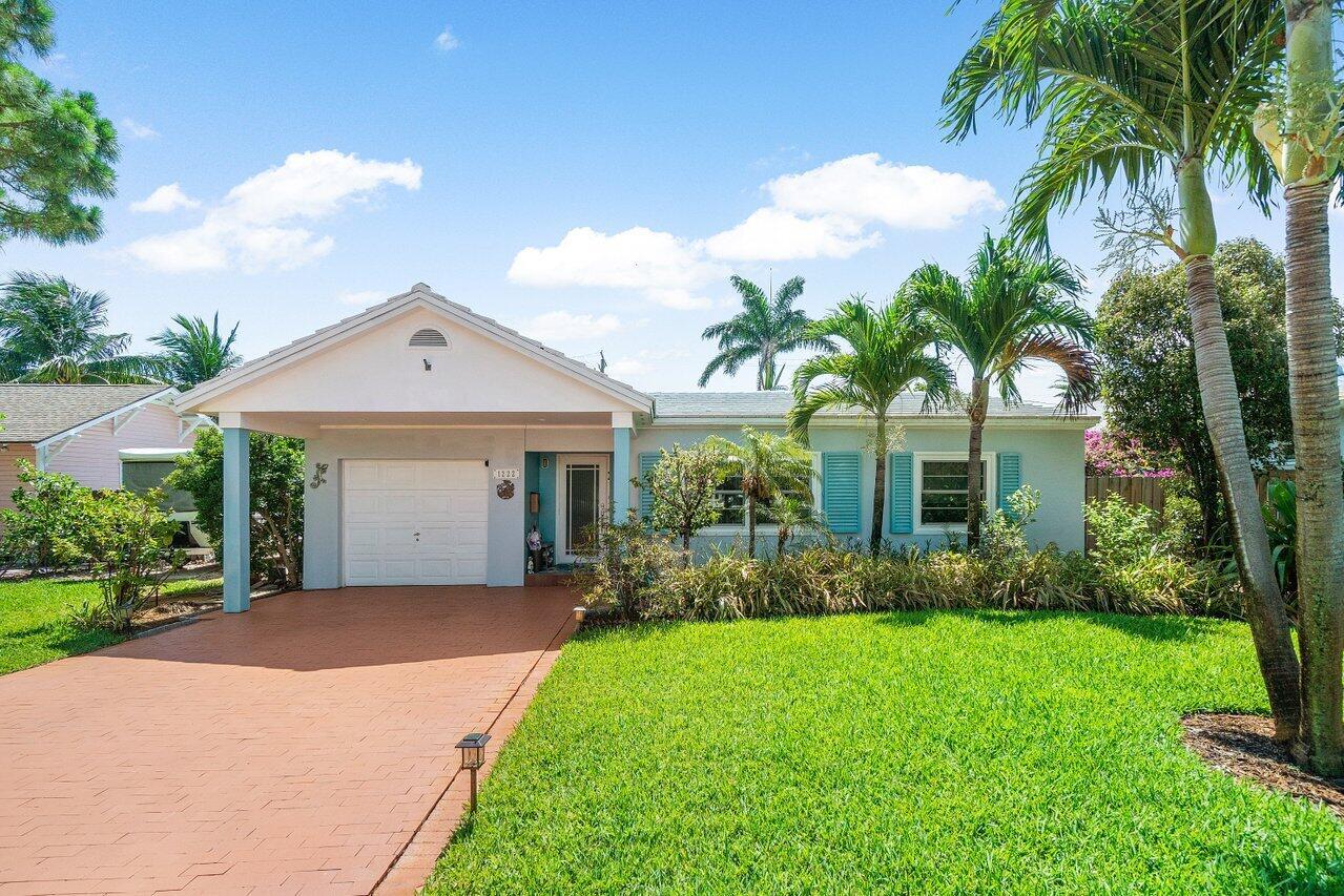 1222 N Palmway