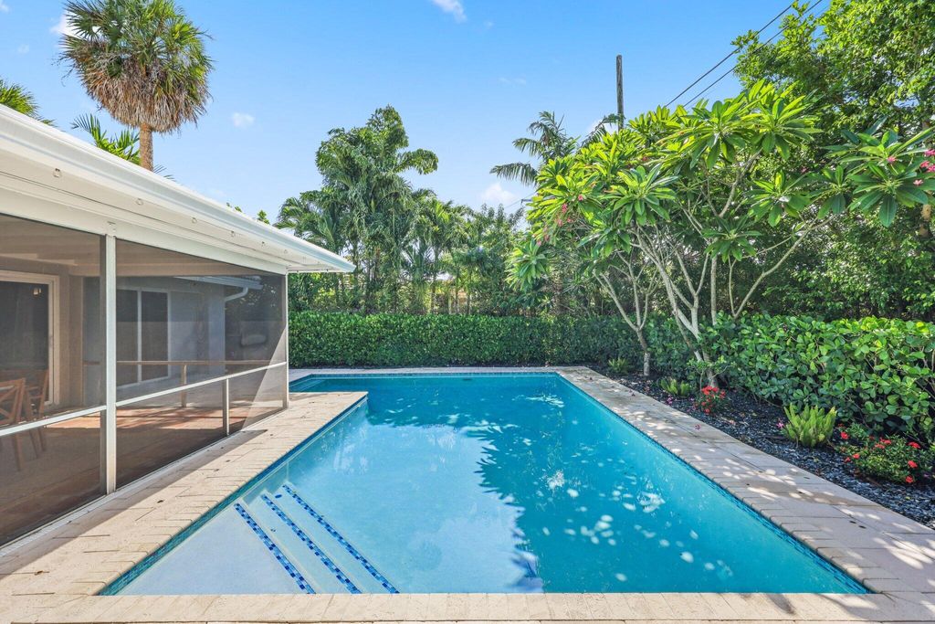 Photo of 926 SW 1st Street, Boca Raton, FL 33486 (MLS # R11118826)
