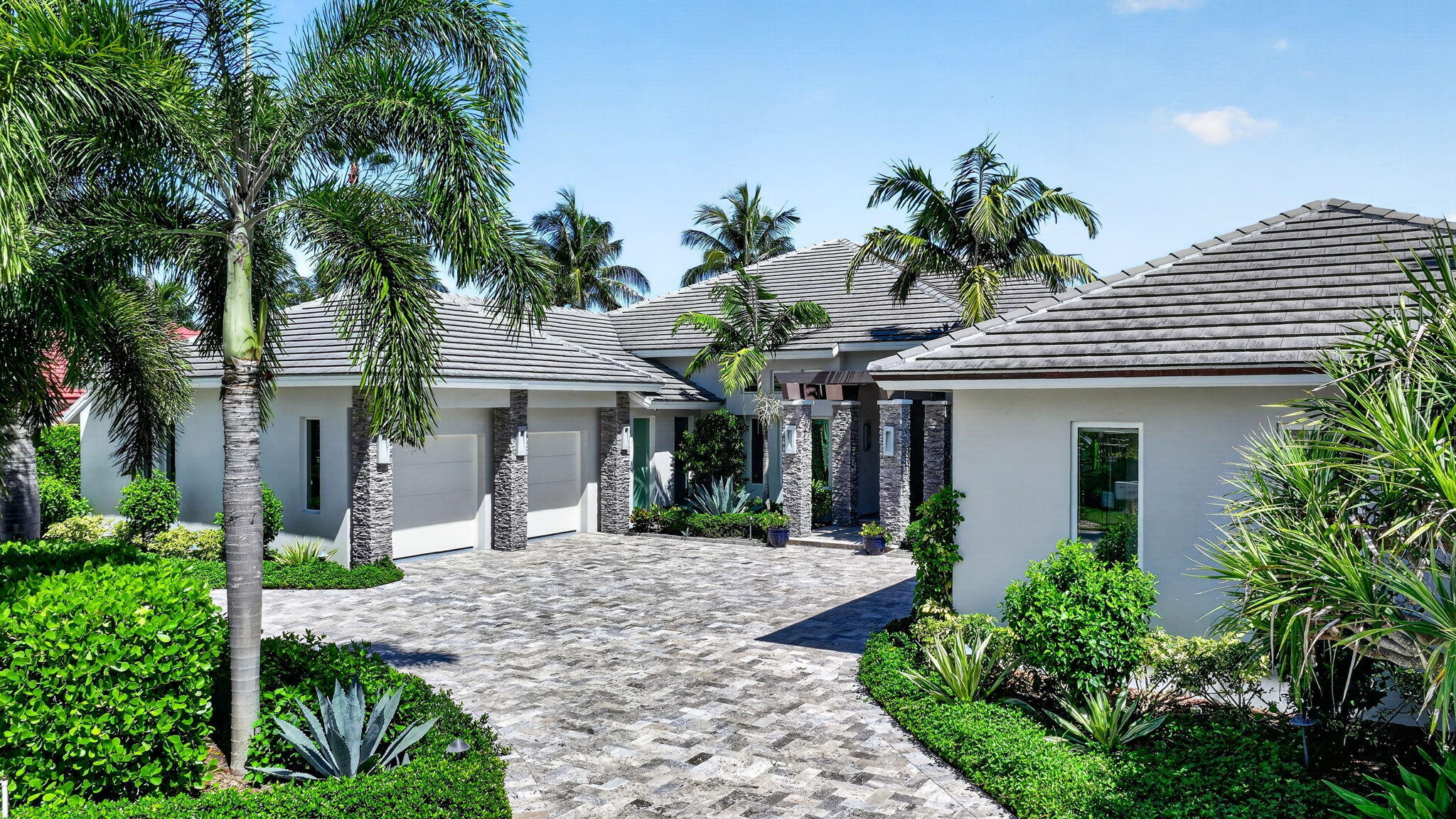 7037 SE Harbor Circle