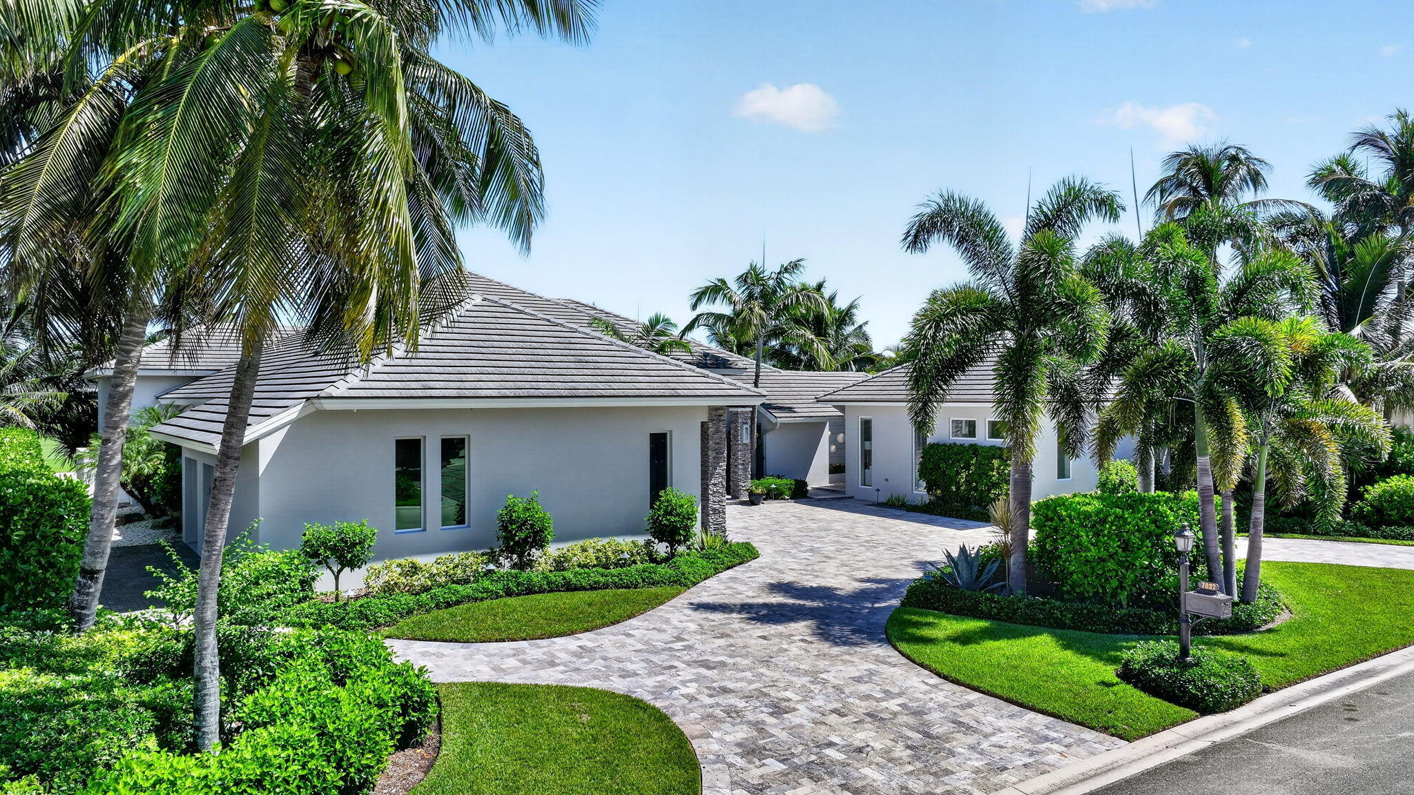 7037 SE Harbor Circle