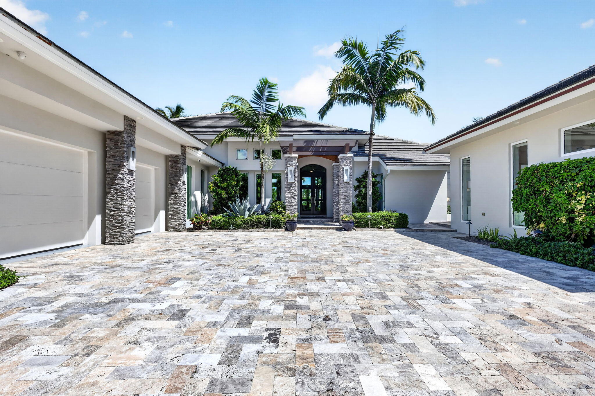 7037 SE Harbor Circle