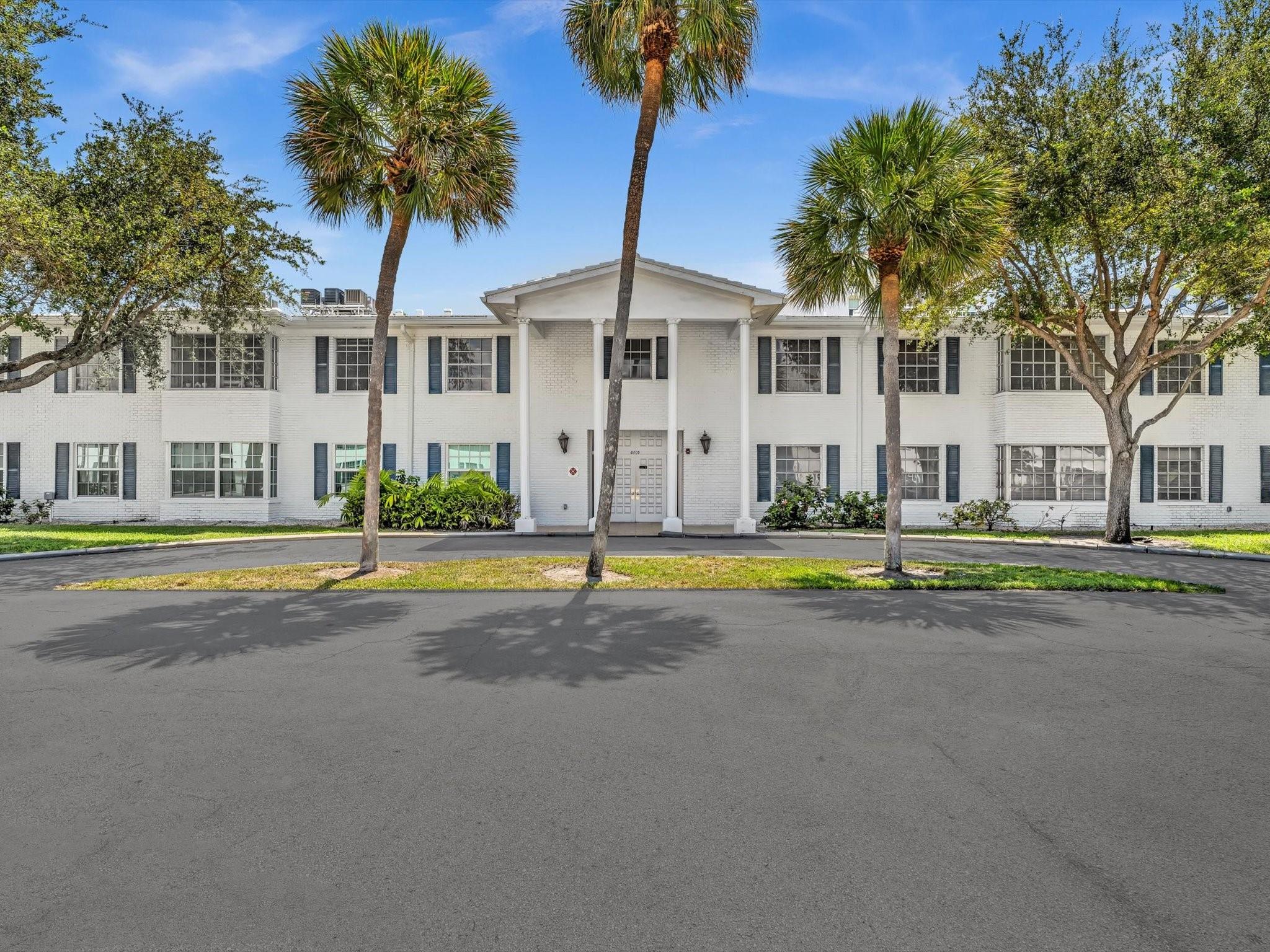 Location, Location, Location! Great opportunity to make this condo your own or to purchase as an investment property. Spacious 2-bed, 2-bath unit in Imperial Point Colonnades. Needs work—perfect for customization. Enjoy resort-style amenities: pool, cabanas, BBQ area, shuffleboard, and on-site management with security patrol. Prime location close to the beach, hospitals, near shops and dining. Don’t miss this chance to own in a vibrant, well-maintained community!