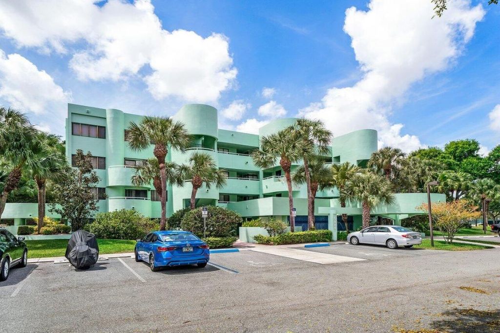 Photo of 5884 Morningstar Circle #205, Delray Beach, FL 33484 (MLS # R11139852)