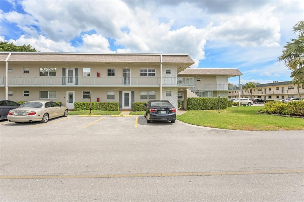 Photo of 225 Oxford 200 Circle, West Palm Beach, FL 33417 (MLS # R10706334)