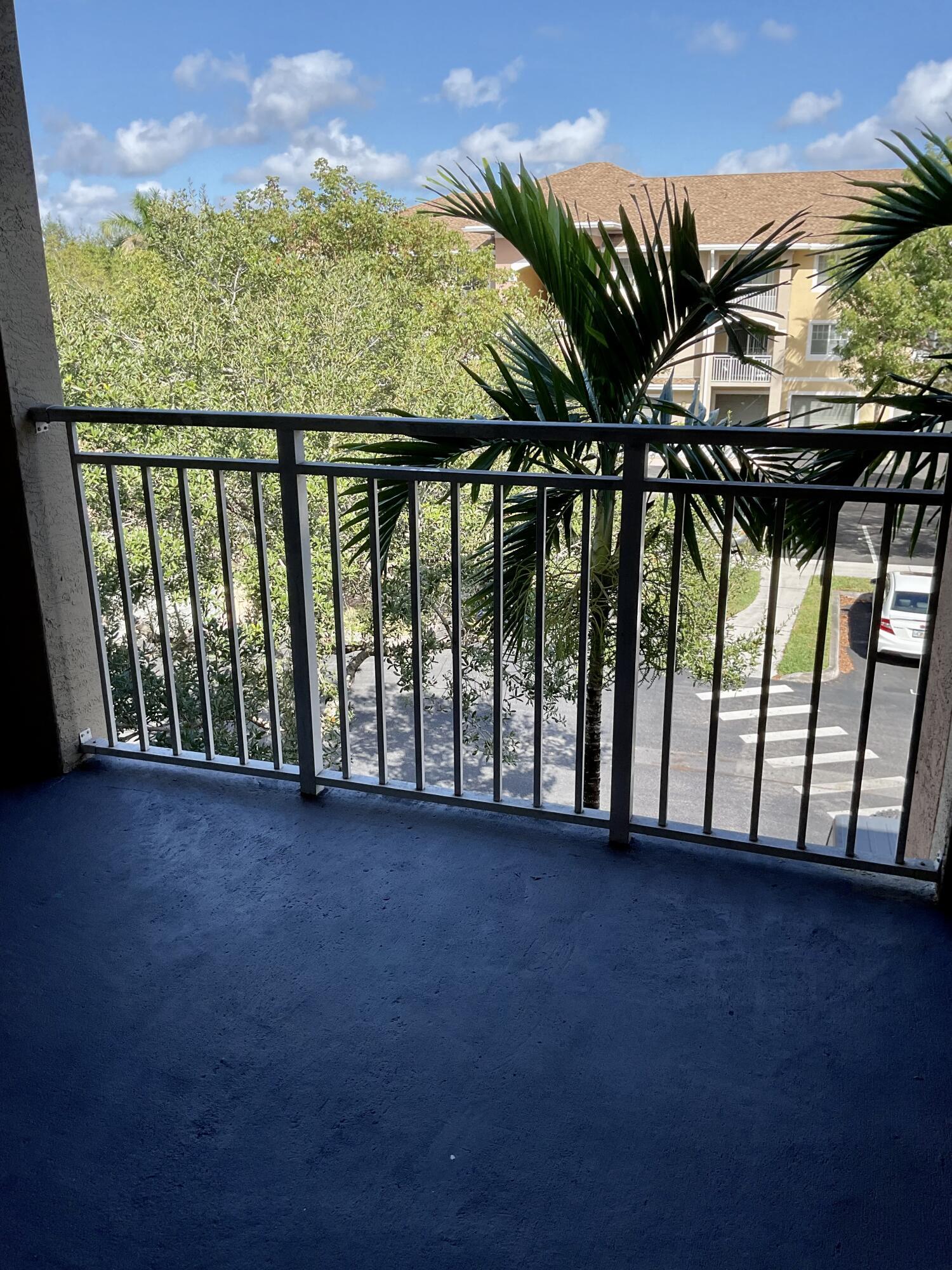 VILLAS AT EMERALD DUNES CONDO - Residential Lease