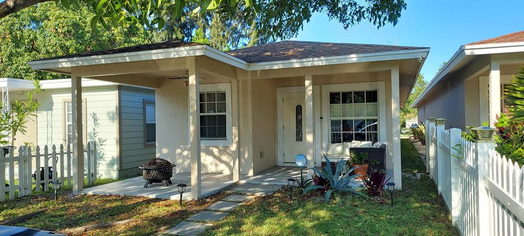 Photo of 622 N D Street, Lake Worth Beach, FL 33460 (MLS # R10991228)