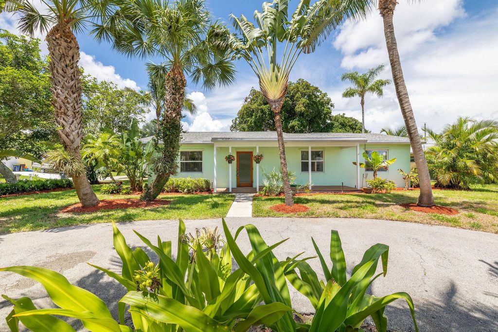 Photo of 718 SE Madison Avenue, Stuart, FL 34996 (MLS # R10737907)